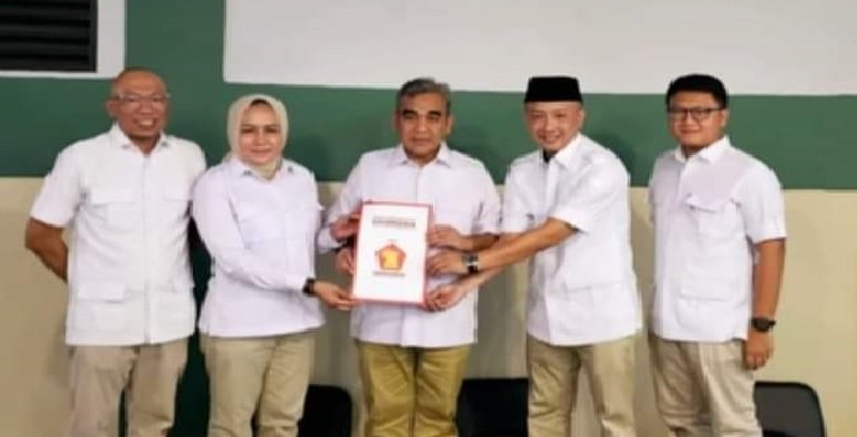 Sebelum Daftar KPU Tuba, Pasangan Win-Nata Sholat Zuhur di Masjid Agung Kibang Menggala